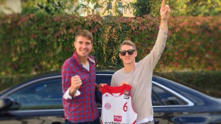 Basketballer Steffen Hamann überreicht Fußballer Bastian Schweinsteiger ein neues Trikot. Basketballer Steffen Hamann überreicht Fußballer Bastian Schweinsteiger ein neues Trikot.