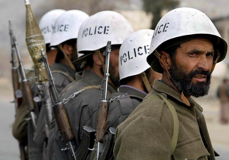 Im Jahr 2002 fotografierte Anja Niedringhaus diese afghanischen Polizisten.