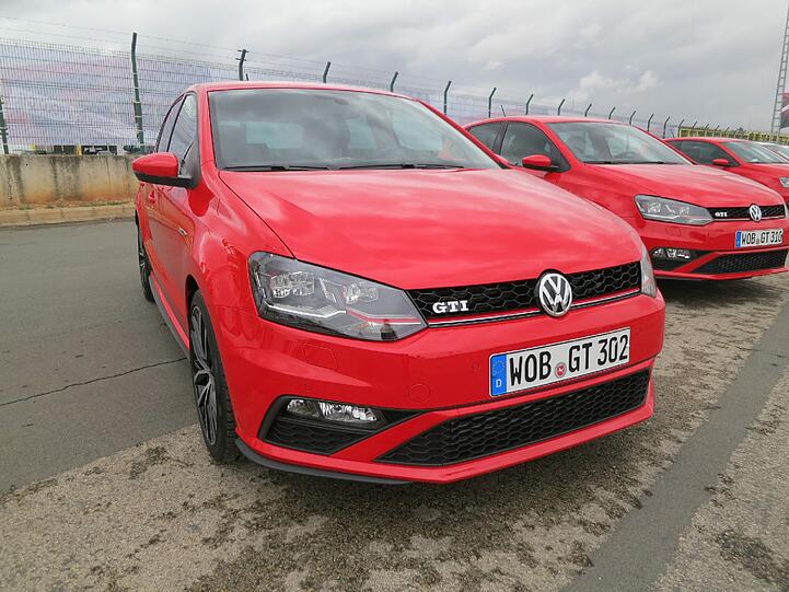 Dem neuen VW Polo GTI sieht man natürlich wieder außen wie innen seine jetzt 192 PS an.