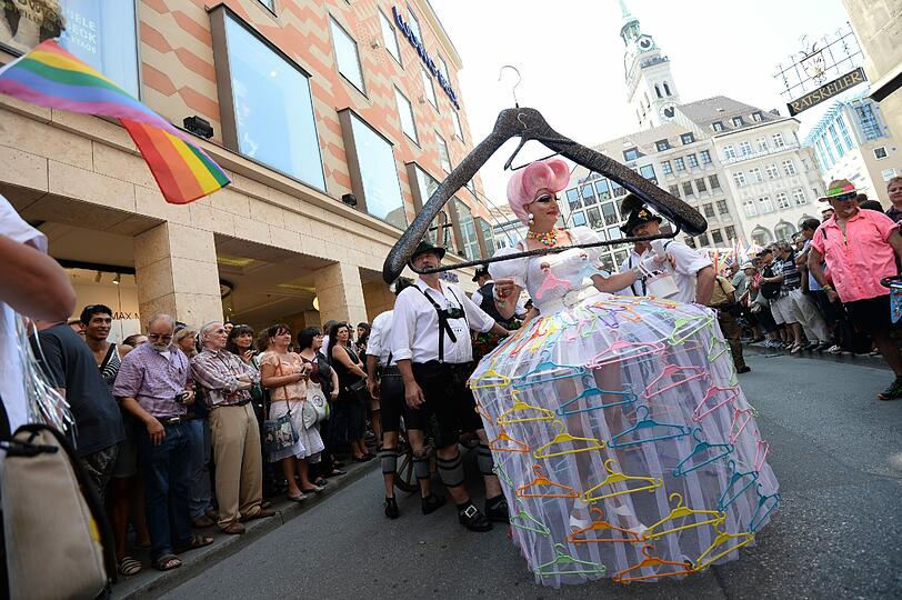 Rund 10 000 Teilnehmer sind am Samstag bei der Politparade des Christopher Street Days (CSD) friedlich und feiernd durch die Münchner Innenstadt gezogen.