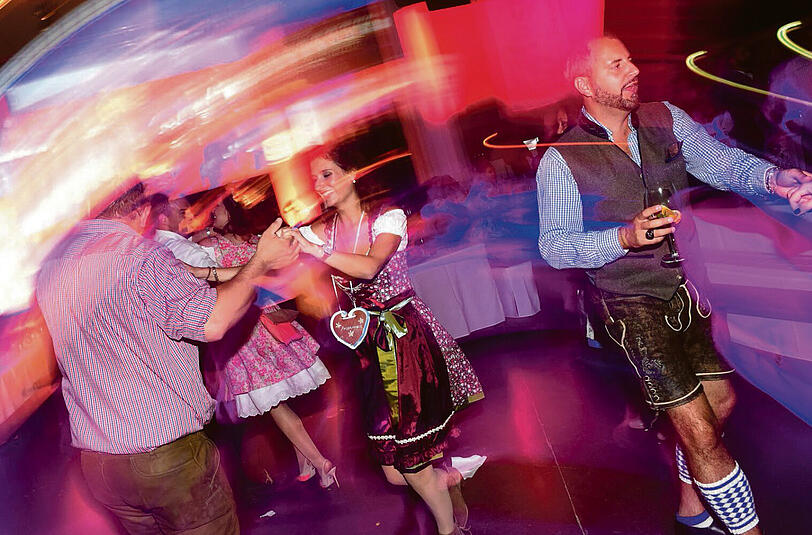Wenn die Zelte abends schließen, geht's in den Münchner Clubs im Wiesn-Style weiter.