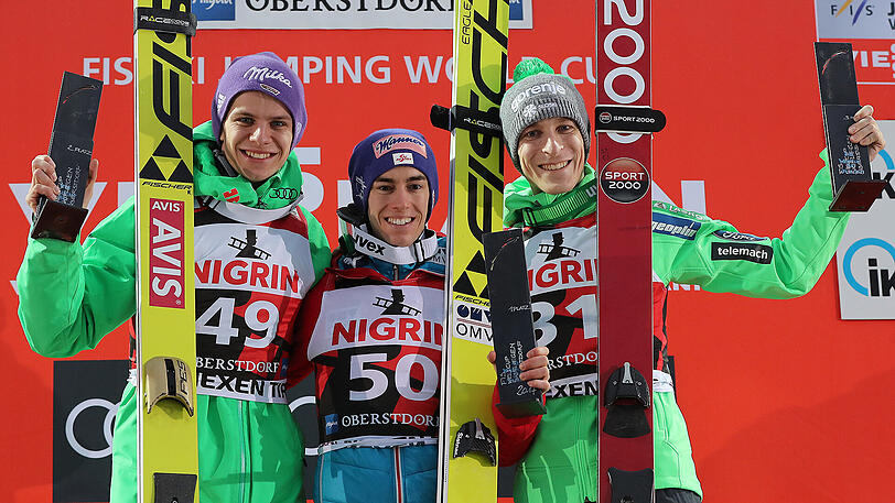 Andreas Wellinger (l) musste sich trotz zweifachen Schnazenrekords mit Platz zwei begnügen. Sieger wurde Stefan Kraft. Auf dem dritten Rang landete der Slowene Jurij Tepes.