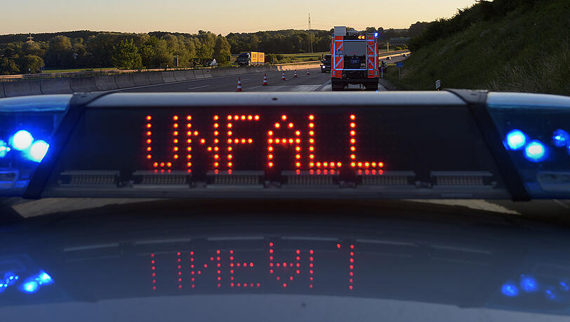Die Fahrzeughalter kamen beim Frontalzusammenstoß glücklicherweise mit leichten Verletzungen davon. (Symbolbild)