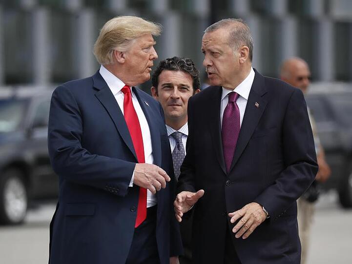 Haben zahlreiche Streitpunkte zu besprechen: US-Präsident Donald Trump (l) und sein türkischer Kollege Recep Tayyip Erdogan.