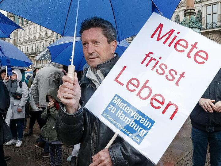 Für viele Mieter steigt wegen des angespannten Wohnungsmarkts nach Ansicht von Schuldnerberatern das Risiko, sich zu verschulden.