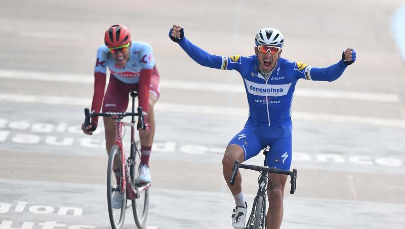 Philippe Gilbert (r) aus Belgien überquert jubelnd als Sieger die Ziellinie, während hinter ihm Nils Politt Zweiter wird. Philippe Gilbert (r) aus Belgien überquert jubelnd als Sieger die Ziellinie, während hinter ihm Nils Politt Zweiter wird.