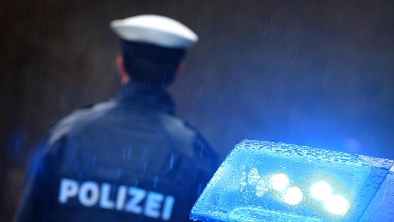 Ein Polizist steht im Regen vor einem Streifenwagen dessen Blaulicht aktiviert ist. Foto: Karl-Josef Hildenbrand/dpa/Archivbild Ein Polizist steht im Regen vor einem Streifenwagen dessen Blaulicht aktiviert ist. Foto: Karl-Josef Hildenbrand/dpa/Archivbild