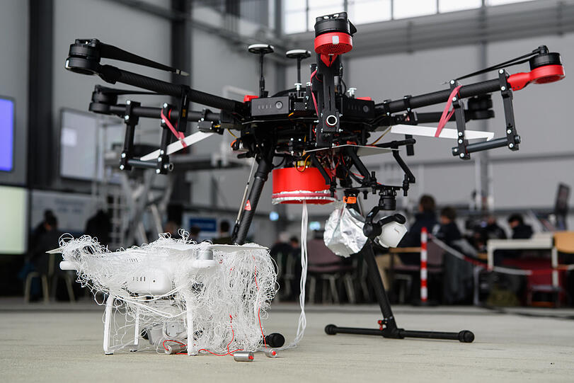 Eine Jagddrohne vom Typ AirRobot AR200.