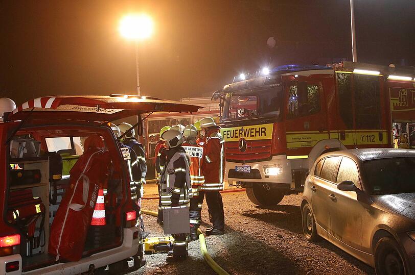 Bei Eintreffen der Feuerwehren und der ebenfalls alarmierten Streifenbesatzung der Polizeiinspektion Burghausen stand der Stall bereits in Vollbrand.