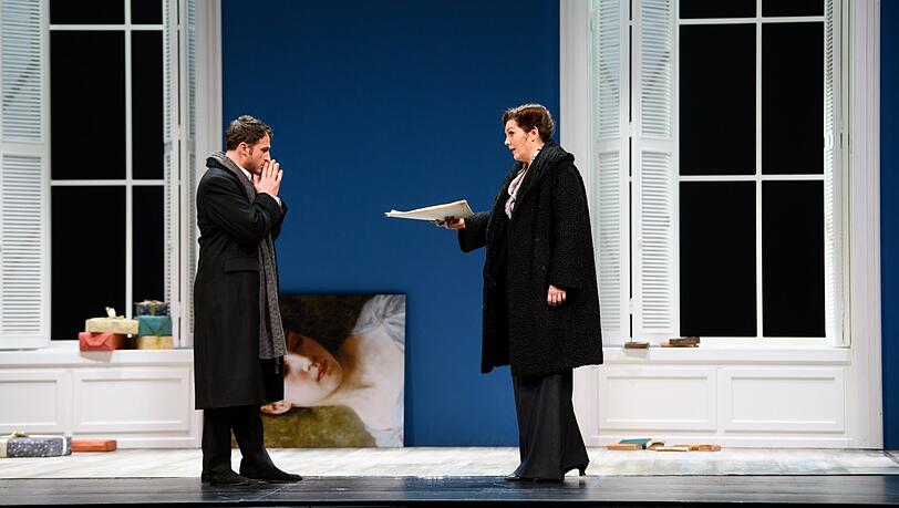 Werther (Lucian Krasznec), Charlotte (Sophie Rennert) und das Bild der Mutter, der Charlotte geschworen hat, Albert zu heiraten: Szene aus Herbert Föttingers Inszenierung von Jules Massenets Goethe-Oper im Gärtnerplatztheater.