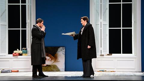 Werther (Lucian Krasznec), Charlotte (Sophie Rennert) und das Bild der Mutter, der Charlotte geschworen hat, Albert zu heiraten: Szene aus Herbert Föttingers Inszenierung von Jules Massenets Goethe-Oper im Gärtnerplatztheater.