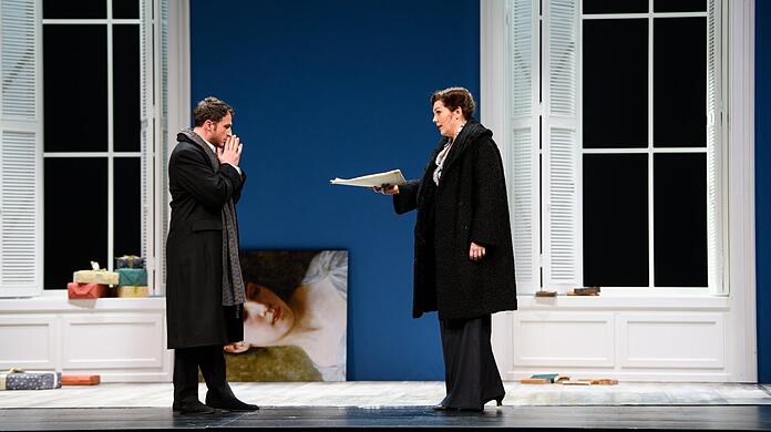 Werther (Lucian Krasznec), Charlotte (Sophie Rennert) und das Bild der Mutter, der Charlotte geschworen hat, Albert zu heiraten: Szene aus Herbert Föttingers Inszenierung von Jules Massenets Goethe-Oper im Gärtnerplatztheater.