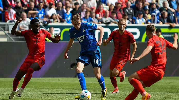 Maximilian Beier im Duell mit Alphonso Davies und Lovro Zvonarek.