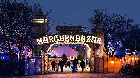 Der schmucke Haupteingang mit einem nachempfundenen Burgtor.