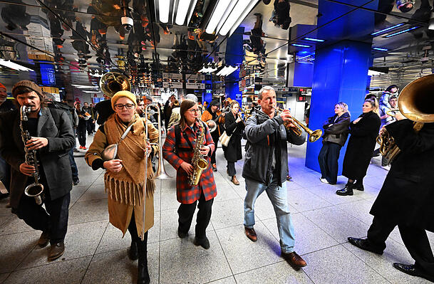 Die Express Brass Band marschiert voran - hier in der U-Bahn-Station Münchner Freiheit. Die Express Brass Band marschiert voran - hier in der U-Bahn-Station Münchner Freiheit.