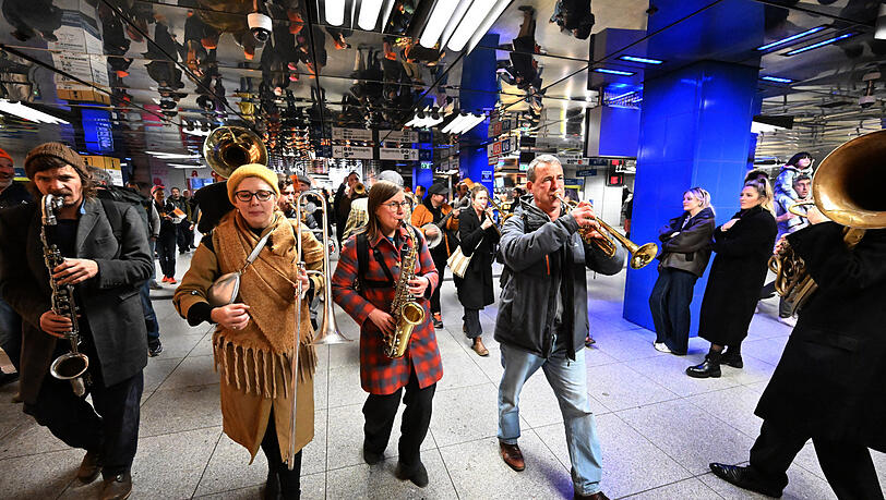 Die Express Brass Band marschiert voran - hier in der U-Bahn-Station Münchner Freiheit. Die Express Brass Band marschiert voran - hier in der U-Bahn-Station Münchner Freiheit.