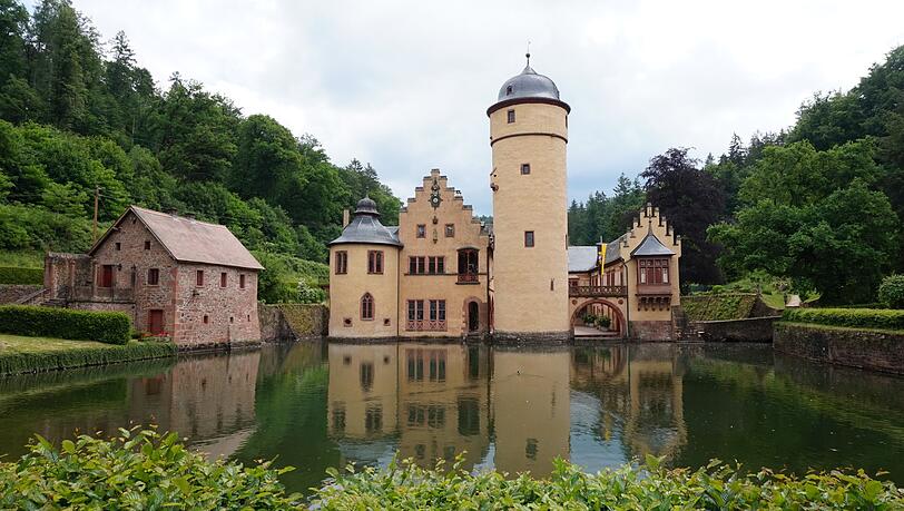 Schloss Mespelbrunn ist eines der touristischen Highlights im Spessart. In dem Schloss wurden Teile des Kinofilms "Das Wirtshaus im Spessart" gedreht.