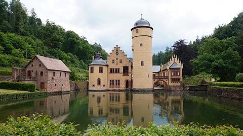 Schloss Mespelbrunn ist eines der touristischen Highlights im Spessart. In dem Schloss wurden Teile des Kinofilms "Das Wirtshaus im Spessart" gedreht.