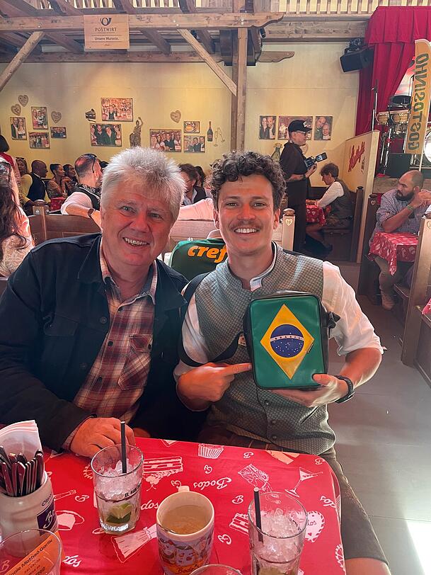 Dieter Garlik, Präsident der Deutsch-Brasilianischen Gesellschaft mit Alexandro Schreiber, Gründer von "Gostosinho". Dieter Garlik, Präsident der Deutsch-Brasilianischen Gesellschaft mit Alexandro Schreiber, Gründer von "Gostosinho".
