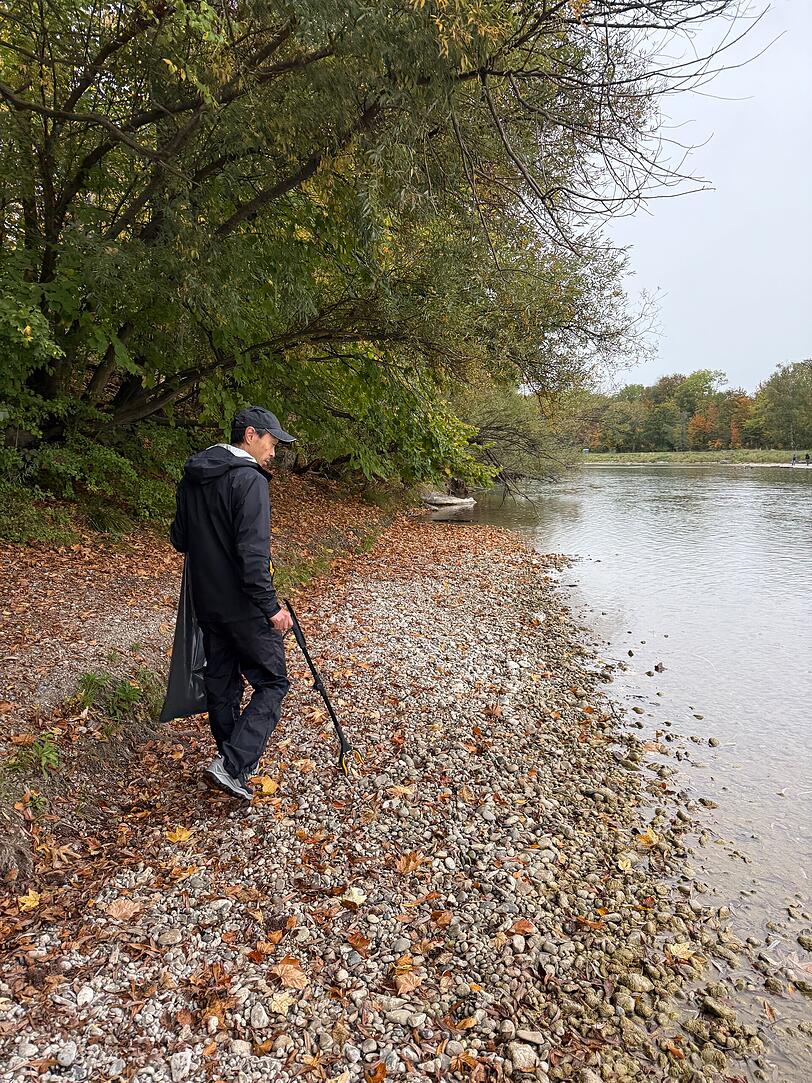 Rund 350 Mitglieder des "Isarfischer e. V." und knapp 30 junge Pfandfinder beteiligten sich an der Aufräumaktion an der Isar. Rund 350 Mitglieder des "Isarfischer e. V." und knapp 30 junge Pfandfinder beteiligten sich an der Aufräumaktion an der Isar.