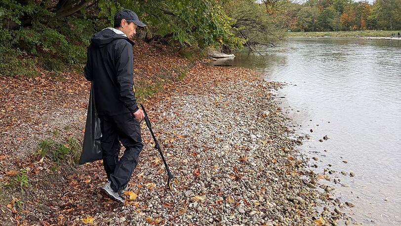 Rund 350 Mitglieder des "Isarfischer e. V." und knapp 30 junge Pfandfinder beteiligten sich an der Aufräumaktion an der Isar. Rund 350 Mitglieder des "Isarfischer e. V." und knapp 30 junge Pfandfinder beteiligten sich an der Aufräumaktion an der Isar.