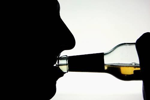 Der Junge trank fast einen Liter Wodka.