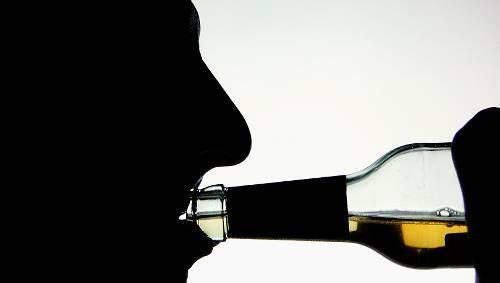 Der Junge trank fast einen Liter Wodka. Der Junge trank fast einen Liter Wodka.