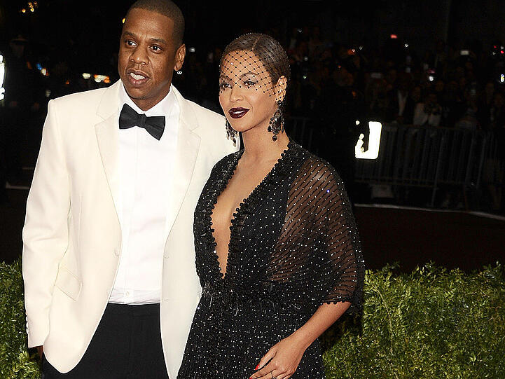 Wer viel Haut zeigen möchte, muss nicht zwangsläufig wenig Stoff tragen. Das bewies Beyoncé im Mai 2014 bei einer Veranstaltung in New York: Die Sängerin trug ein bodenlanges Kleid, dessen transparenter Stoff ihre sexy Kurven erahnen ließ.
