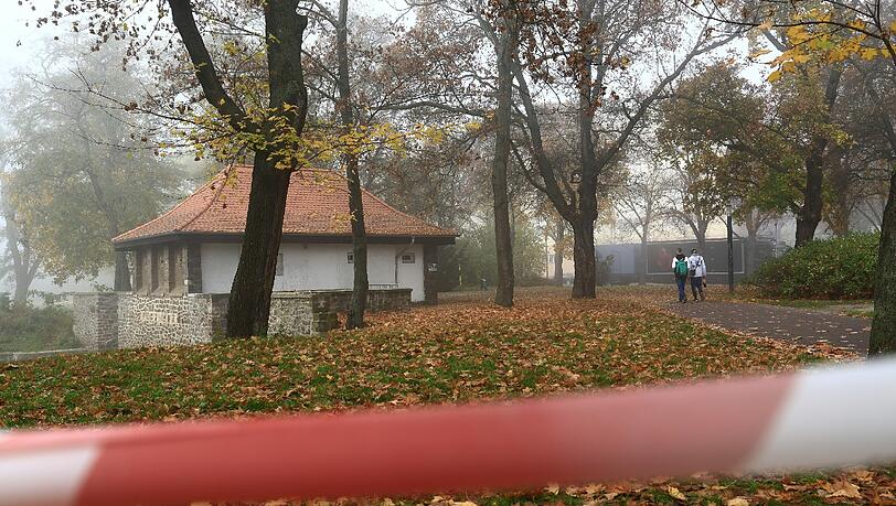Rechte Gewalt nimmt zu: In Sachsen wurde ein Flüchtlingszug blockiert, in Magdeburg ein Asylbewerberheim attackiert. Rechte Gewalt nimmt zu: In Sachsen wurde ein Flüchtlingszug blockiert, in Magdeburg ein Asylbewerberheim attackiert.