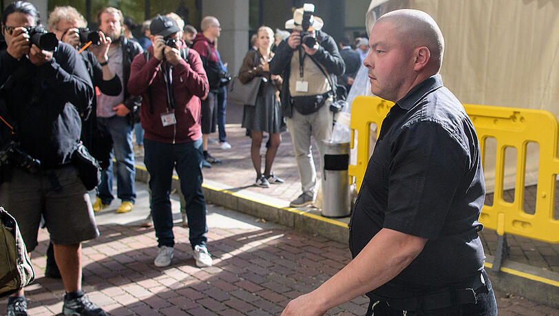 Neonazi-Sympathisant Karl-Heinz Statzberger betritt das Oberlandesgericht. Neonazi-Sympathisant Karl-Heinz Statzberger betritt das Oberlandesgericht.