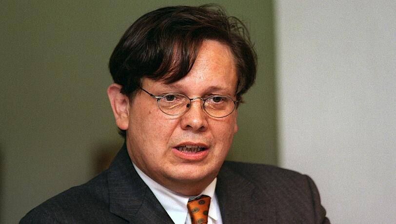 Frank Schirrmacher, geboren 1959 in Wiesbaden, ist ein deutscher Journalist, Essayist, Buchautor und seit 1994 Mitherausgeber der Frankfurter Allgemeinen Zeitung. Frank Schirrmacher, geboren 1959 in Wiesbaden, ist ein deutscher Journalist, Essayist, Buchautor und seit 1994 Mitherausgeber der Frankfurter Allgemeinen Zeitung.