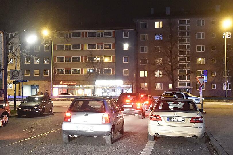 Unfallstelle Tegernseer Landstraße: Am Dienstagabend kollidierte dort ein Lkw mit einem Auto.
