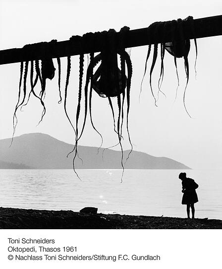 Foto von Toni Schneiders in der Ausstellung.