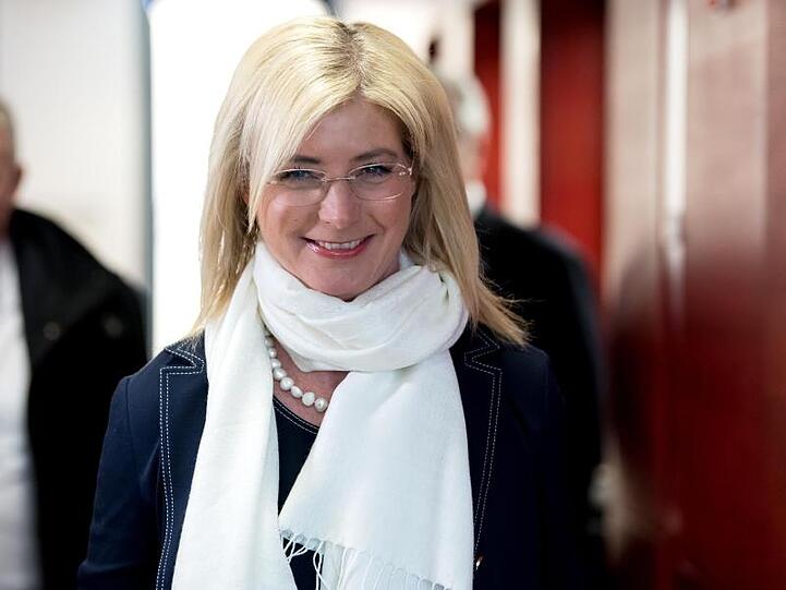 Ulrike Scharf (CSU lächelt in die Kamera. Foto: Sven Hoppe/dpa