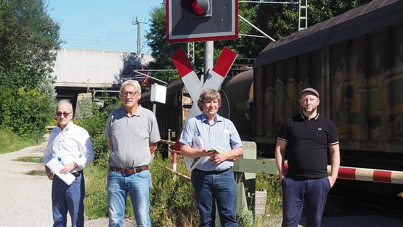Die Truderinger Stephan Rehme, Peter Grotz und Thomas Ehlert zeigen SPD-Stadtrat Andreas Schuster (von links) die Situation vor Ort..