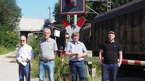 Die Truderinger Stephan Rehme, Peter Grotz und Thomas Ehlert zeigen SPD-Stadtrat Andreas Schuster (von links) die Situation vor Ort..