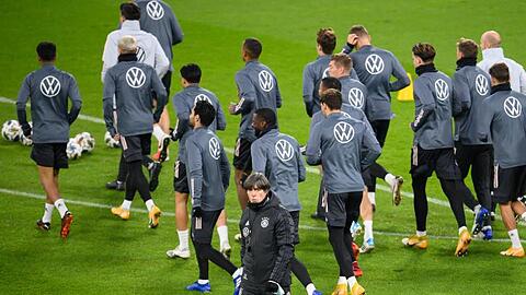 Mit nahezu komplettem Kader hat Joachim Löw das Abschlusstraining für das Fußball-Länderspiel gegen die Ukraine bestreiten können.