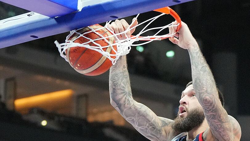 Der Franzose Vincent Poirier beim Dunking.