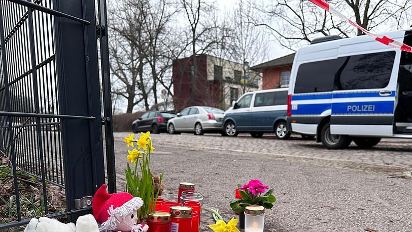 Kerzen und Blumen stehen unweit der Stelle, an der das verletzte Mädchen gefunden wurde. Trotz Reanimation verstarb es.