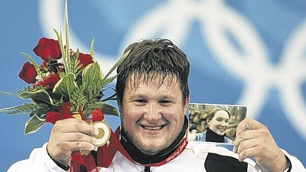 Das Bild seiner verstorbenen Frau Susann hat Matthias Steiner immer dabei - natürlich auch bei der Siegerehrung. Das Bild seiner verstorbenen Frau Susann hat Matthias Steiner immer dabei - natürlich auch bei der Siegerehrung.