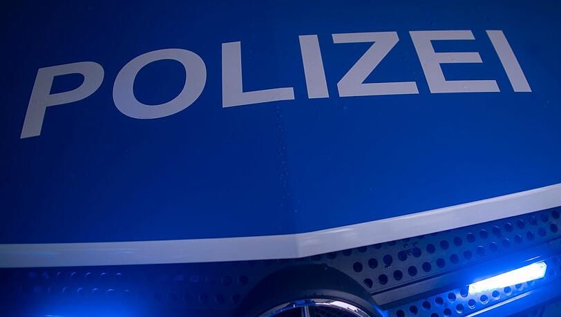 Die Polizei ermittelt wegen eines beschädigten Stacheldrahts auf einem Bundeswehrgelände in der Oberpfalz. (Symbolbild)