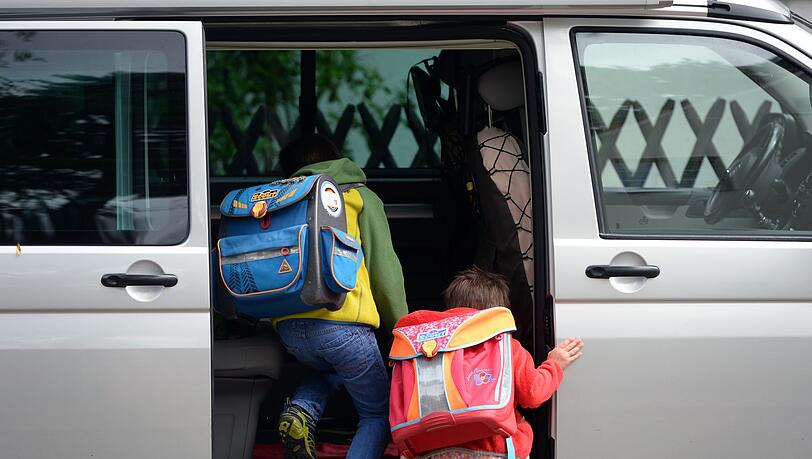Kinder müssen im Auto korrekt angeschnallt werden - sonst droht ein Bußgeld. (Symbolbild)