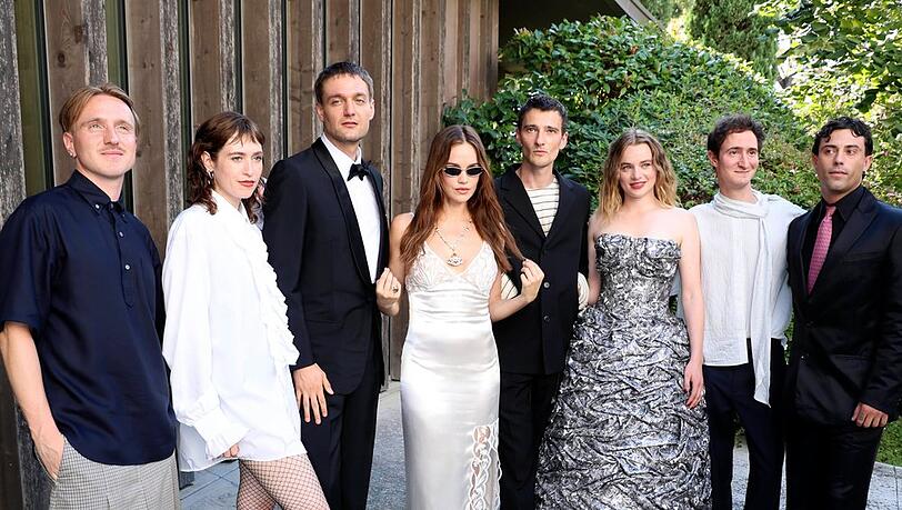 Hans-Christian Hegewald, Lia von Blarer, Lucas Englander, Emilia Schüle, Sebastian Schneider, Luna Wedler, Idan Weiss und Aaron Altaras bei der Premiere von "Das Mädchen mit der Leica" in Venedig. Hans-Christian Hegewald, Lia von Blarer, Lucas Englander, Emilia Schüle, Sebastian Schneider, Luna Wedler, Idan Weiss und Aaron Altaras bei der Premiere von "Das Mädchen mit der Leica" in Venedig.