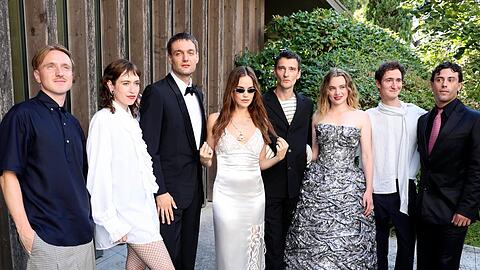Hans-Christian Hegewald, Lia von Blarer, Lucas Englander, Emilia Sch&uuml;le, Sebastian Schneider, Luna Wedler, Idan Weiss und Aaron Altaras bei der Premiere von "Das M&auml;dchen mit der Leica" in Venedig.