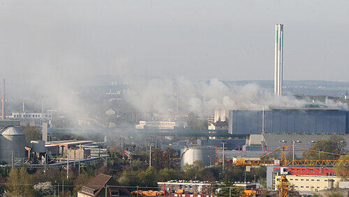 Die dicke Qualmwolke war weit über Nürnberg zu sehen. Sie enthielt laut Messungen keine giftigen Bestandteile. Die dicke Qualmwolke war weit über Nürnberg zu sehen. Sie enthielt laut Messungen keine giftigen Bestandteile.