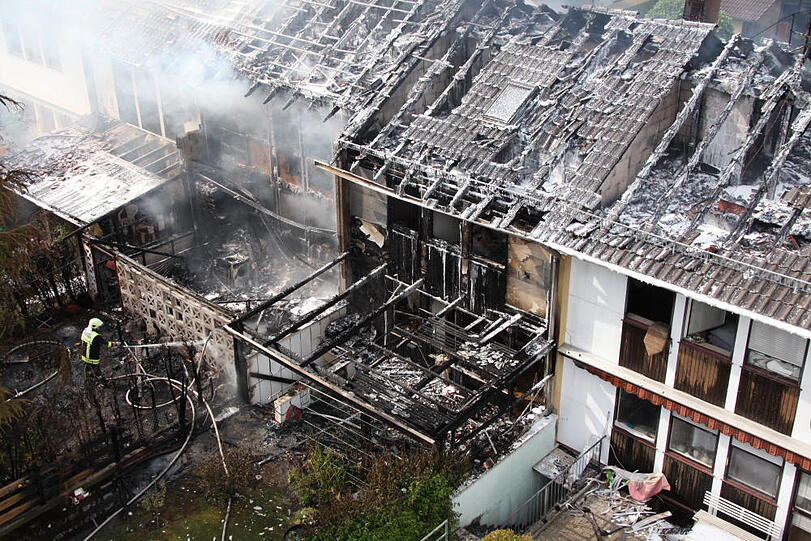 Rauchschwaden in Eiselfing: Ein Wohnhaus steht in Flammen.