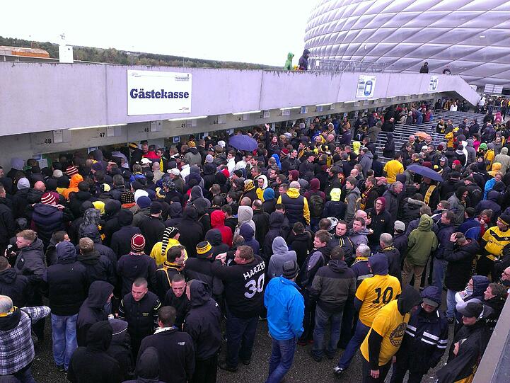 Dynamo-Dresden-Fans an der Tageskasse vor der Allianz Arena.