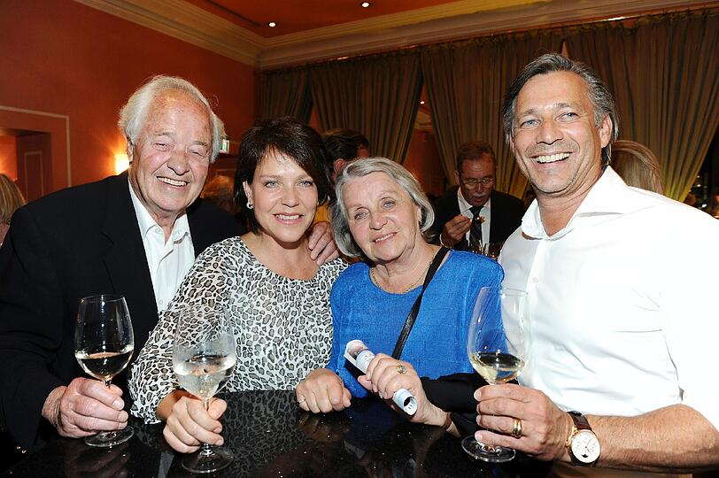 Janina Hartwig mit Eltern - Vater Wolfgang Hartwig und Mutter Lilly Hartwig sowie Freund Reiner Fischer bei der Premiere der Komödie "Omma Superstar" im Bayerischen Hof in München.