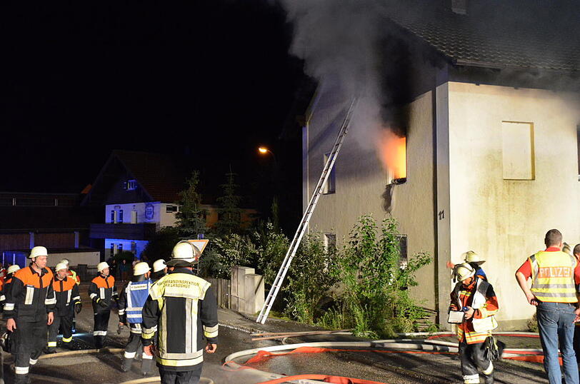 Zum Vollbrand eines Wohnhauses wurden die Feuerwehren aus Vilsbiburg, Seyboldsdorf, Aich und Bonbruck in der Nacht von Freitag auf Samstag kurz vor ein Uhr alarmiert.