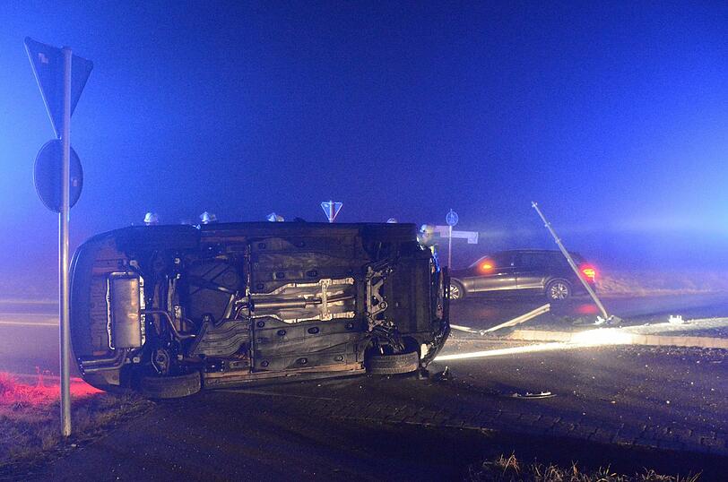 Ziemlich demoliert: Der Audi kam auf der Fahrerseite zum Liegen. Die Bilder vom Unfallort